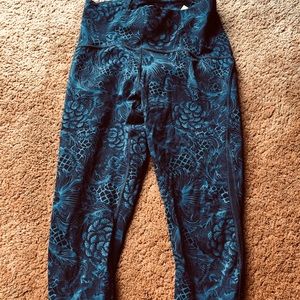 EUC lululemon crops size 6